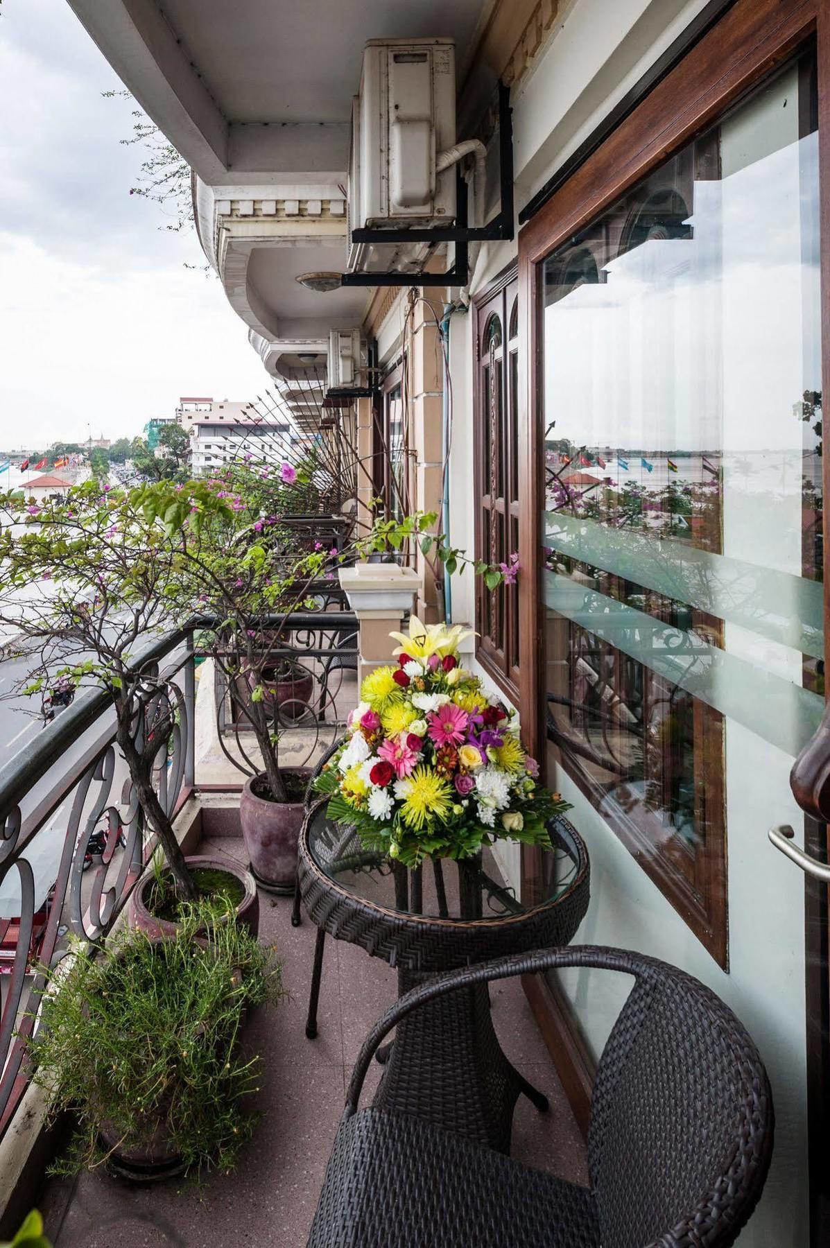 Red Hibiscus Hotel Phnom Penh Extérieur photo